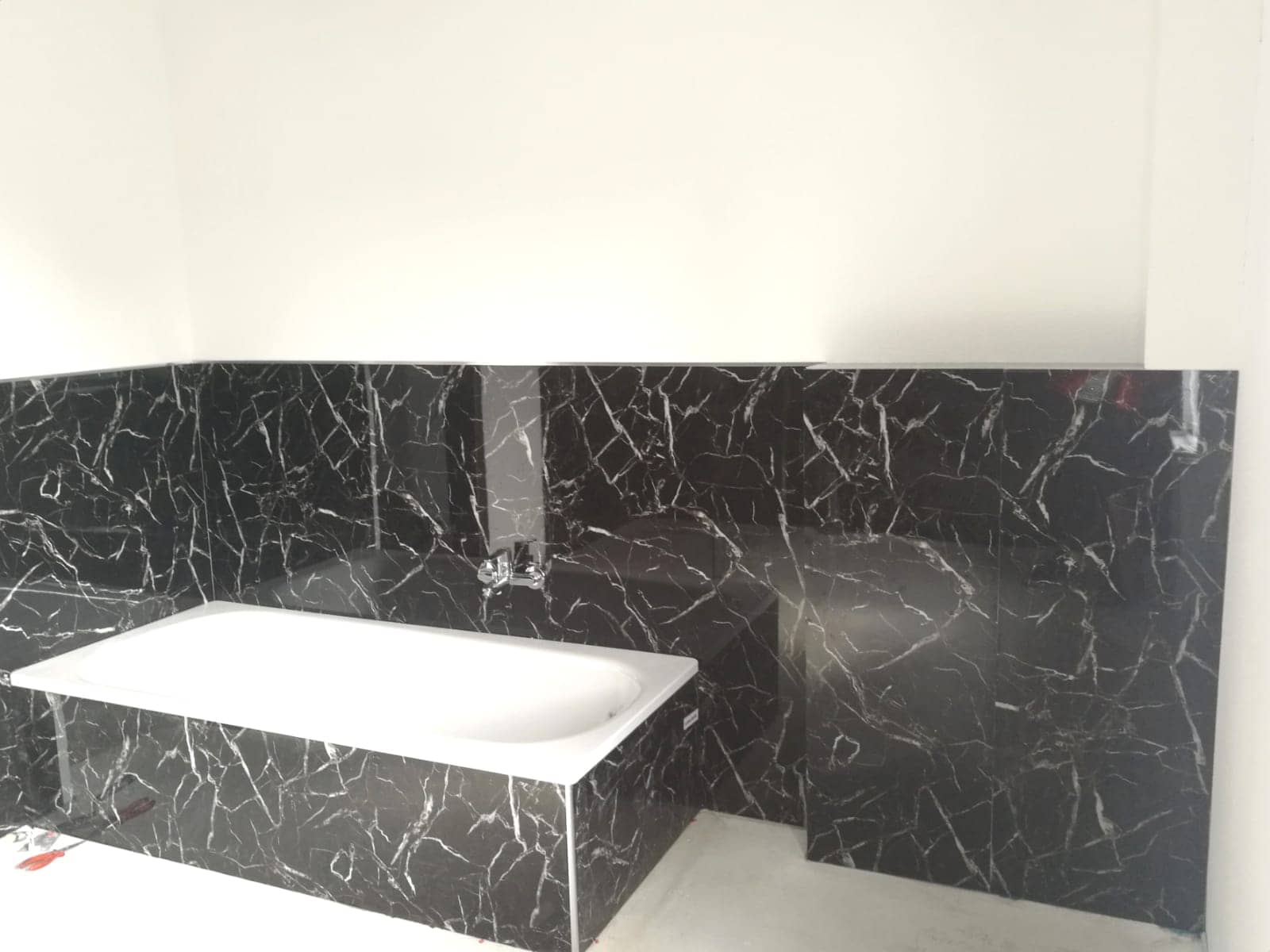 Black White / Alternativa de mármol a los azulejos del baño