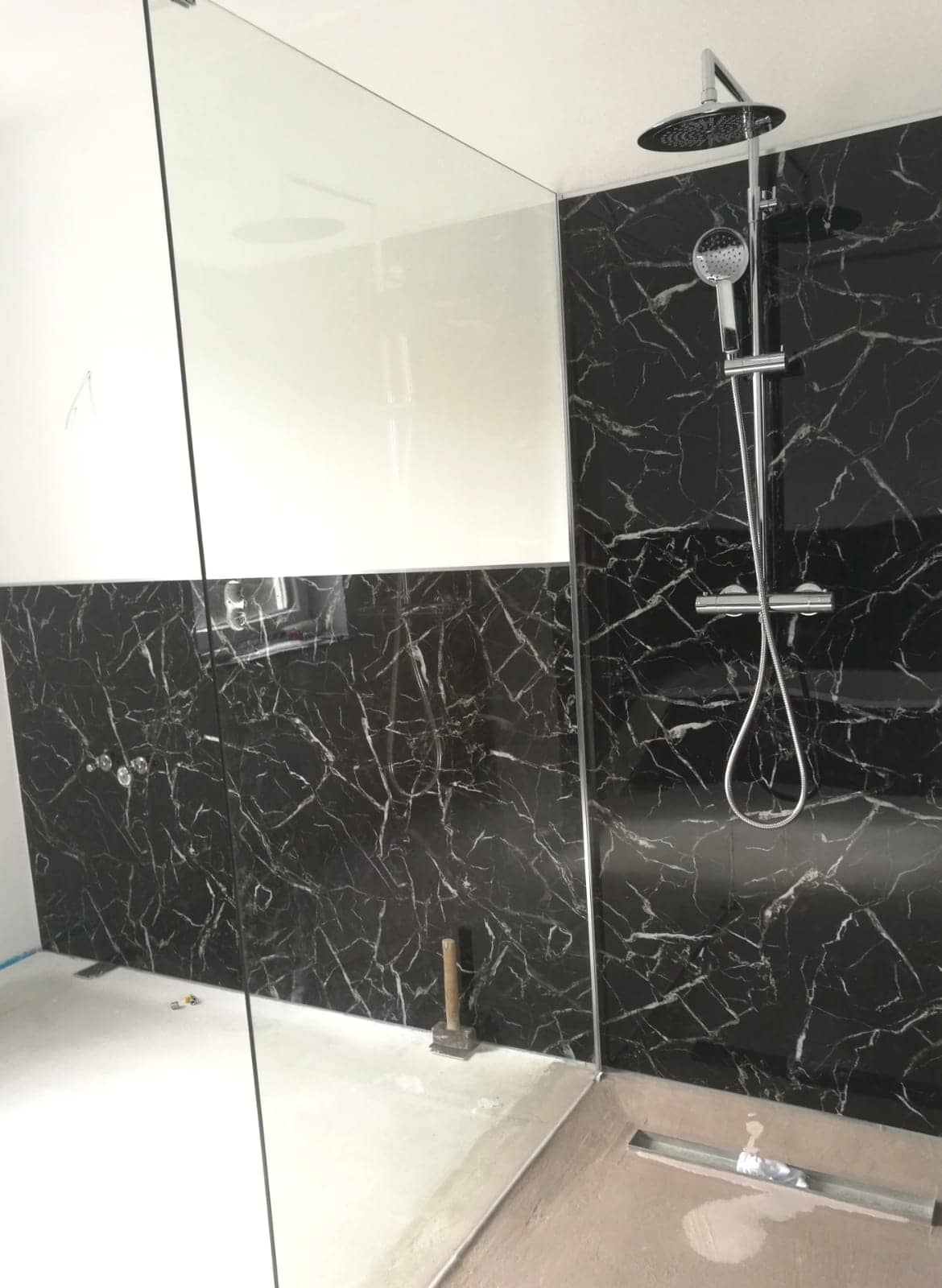 Black White / Alternativa de mármol a los azulejos del baño