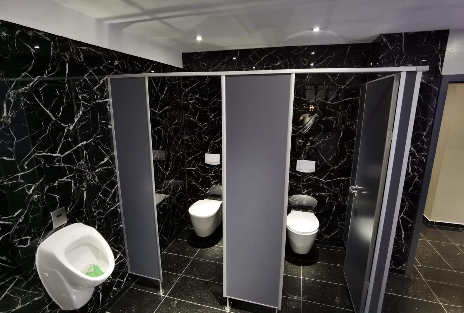 Black White / Alternativa de mármol a los azulejos del baño