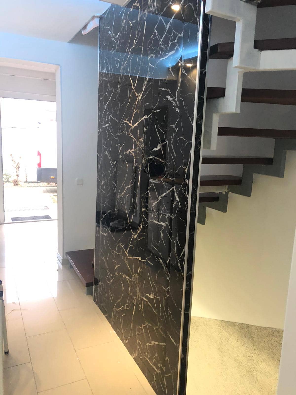 Black White / Alternativa de mármol a los azulejos del baño
