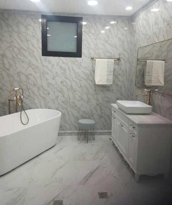 Calacada  / Alternativa de mármol a los azulejos del baño