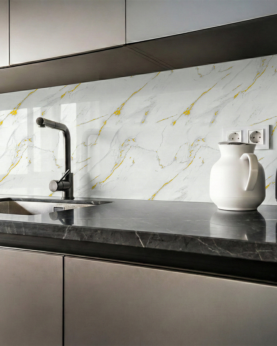 Golden Harmony / Alternativa de mármol a los azulejos del baño