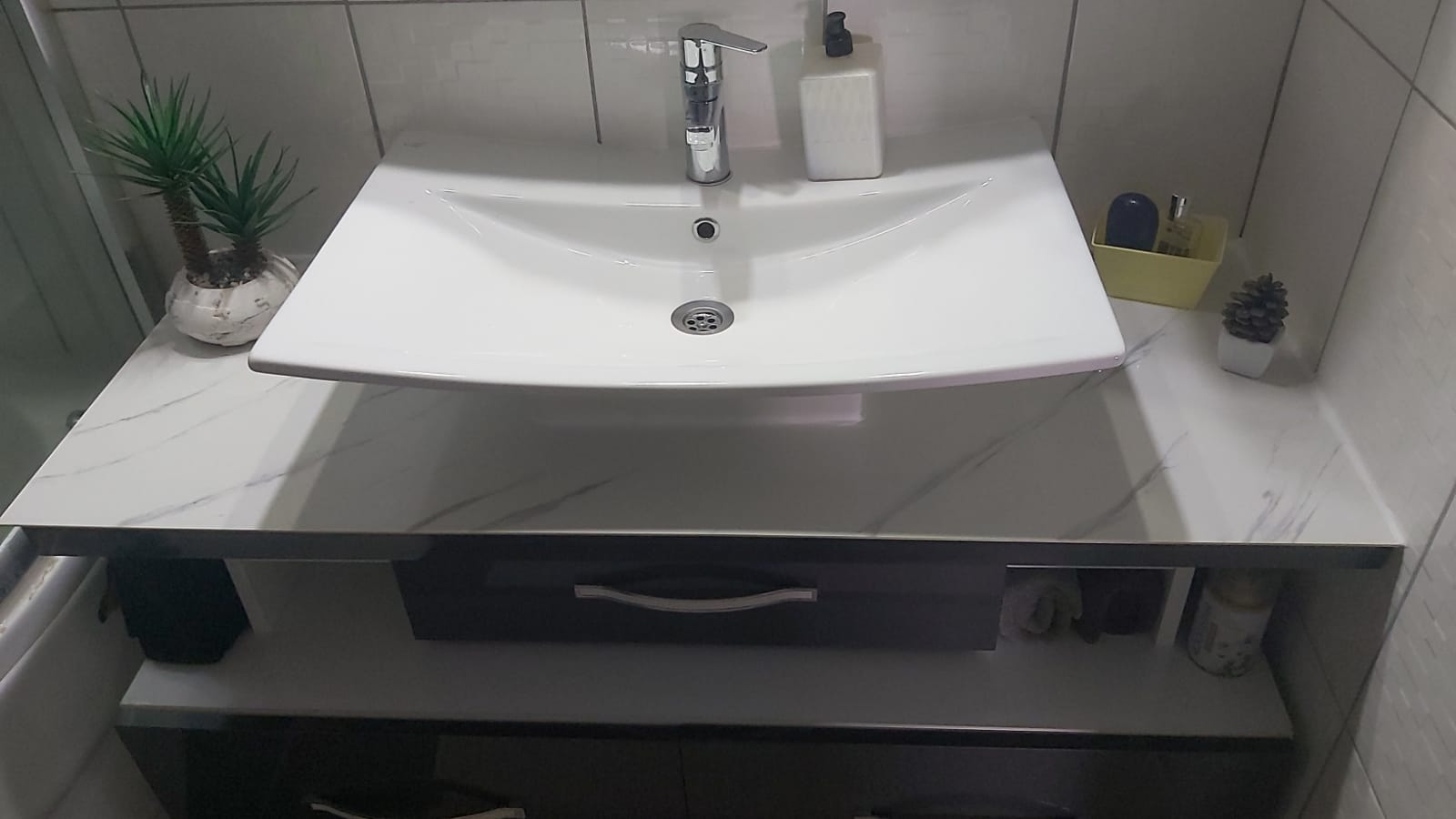 Ice Berg Grey / Marble alternative to bathroom tiles